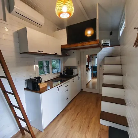 Tinyhouse Under Watertower بيت للعطل *