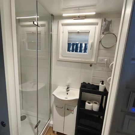 Tinyhouse Under Watertower فروتسواف